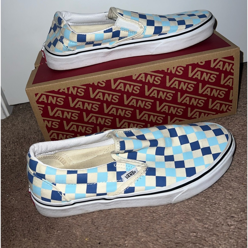 Used blue checkered Vans women’s size 9 men’s size 7.5(will wash b4 shipping)